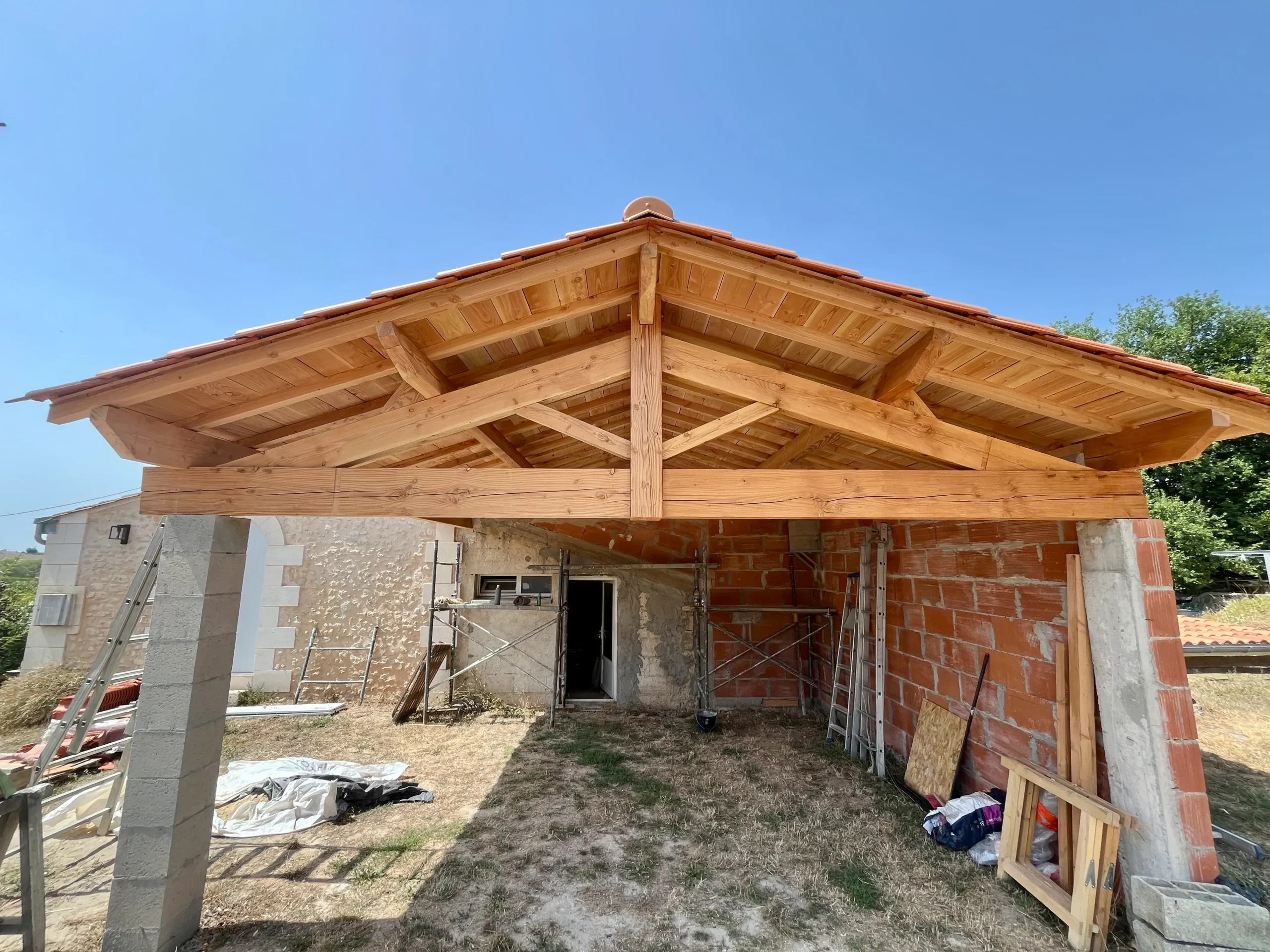 Car-port terminé avec sa couverture en tuiles