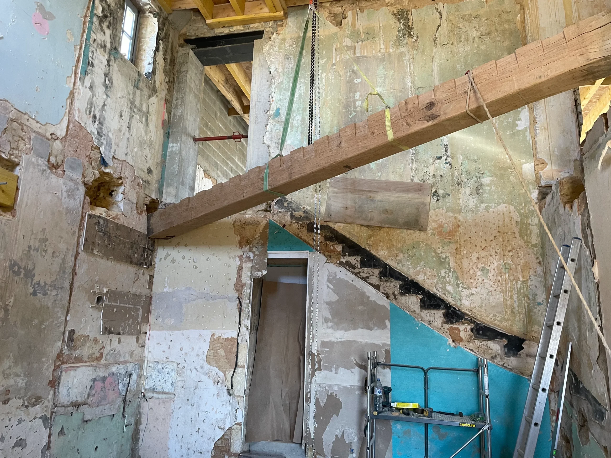 Levage au palan d’une poutre en chêne pour le plancher à la française à Blaye