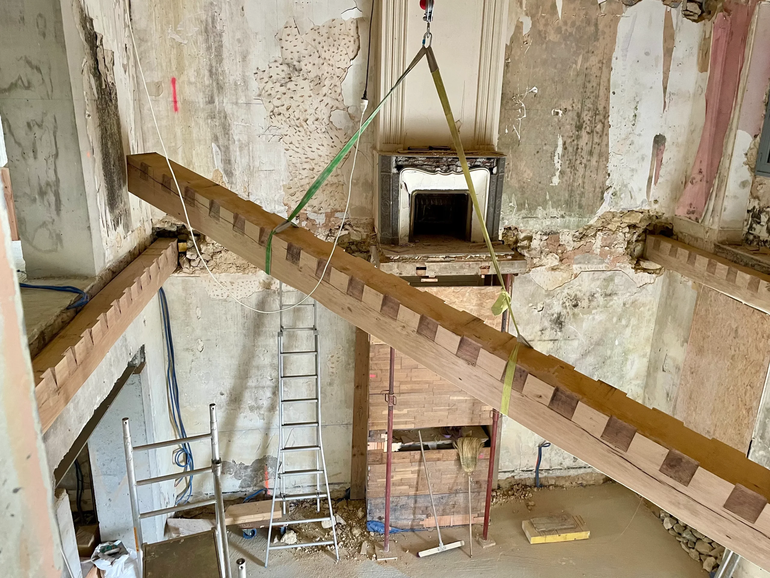 Positionnement de la poutre porteuse du plancher à la française entre les murs