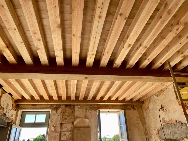 Pose d’une poutre en chêne pour un plancher à la française à Blaye