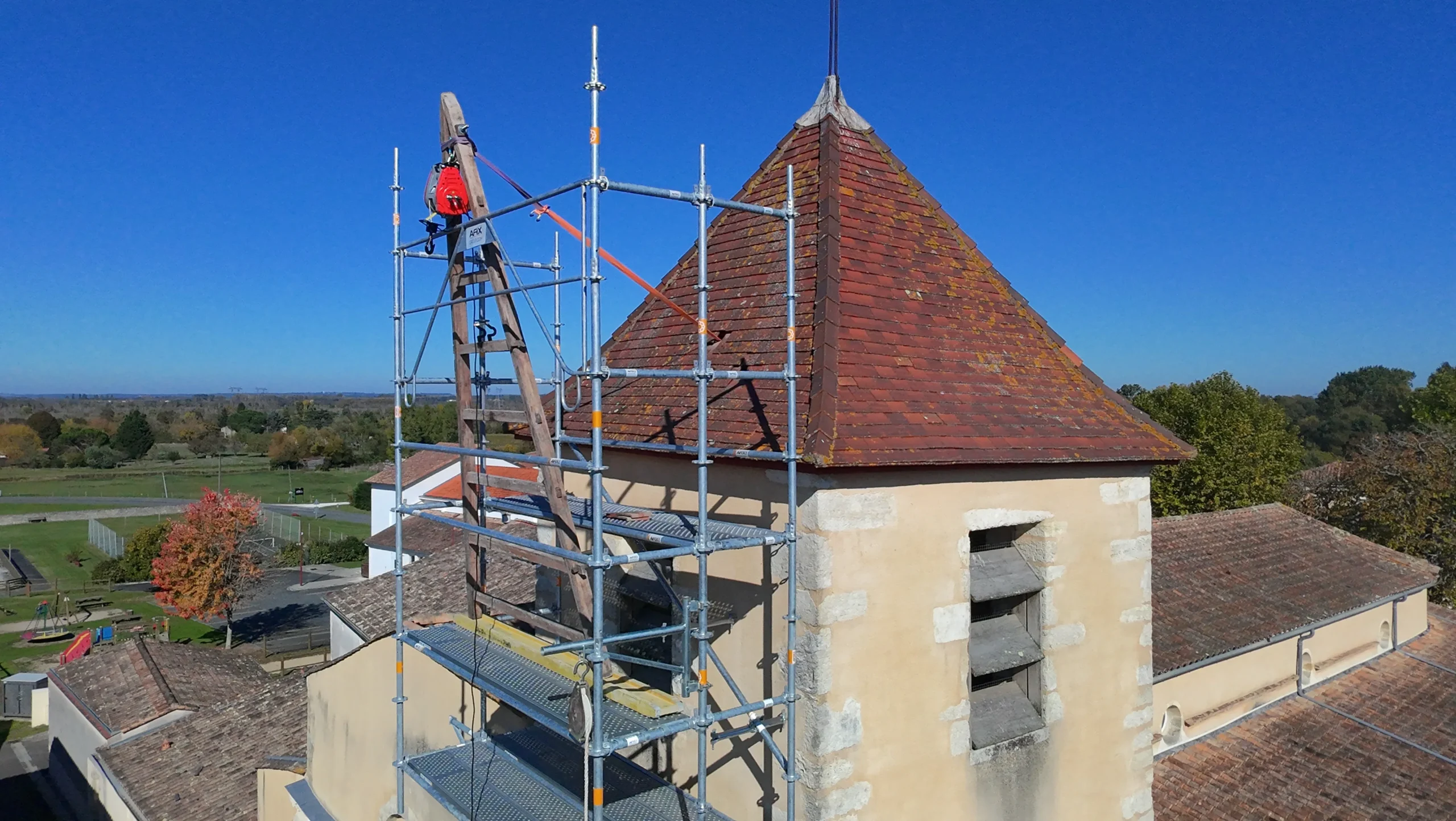 Chèvre de levage installée sur l’échafaudage de l’église
