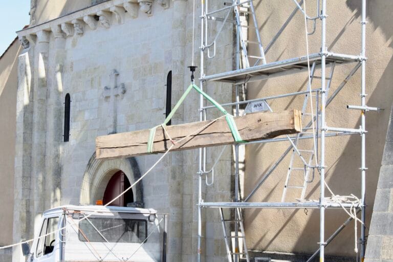 Levage d’une poutre lors de la restauration d’une église
