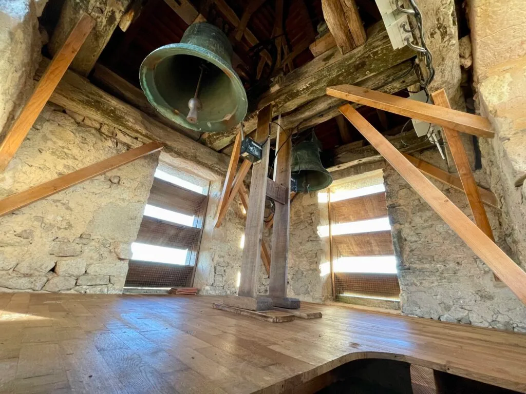 Vue intérieure du beffroi et de la charpente de l’église