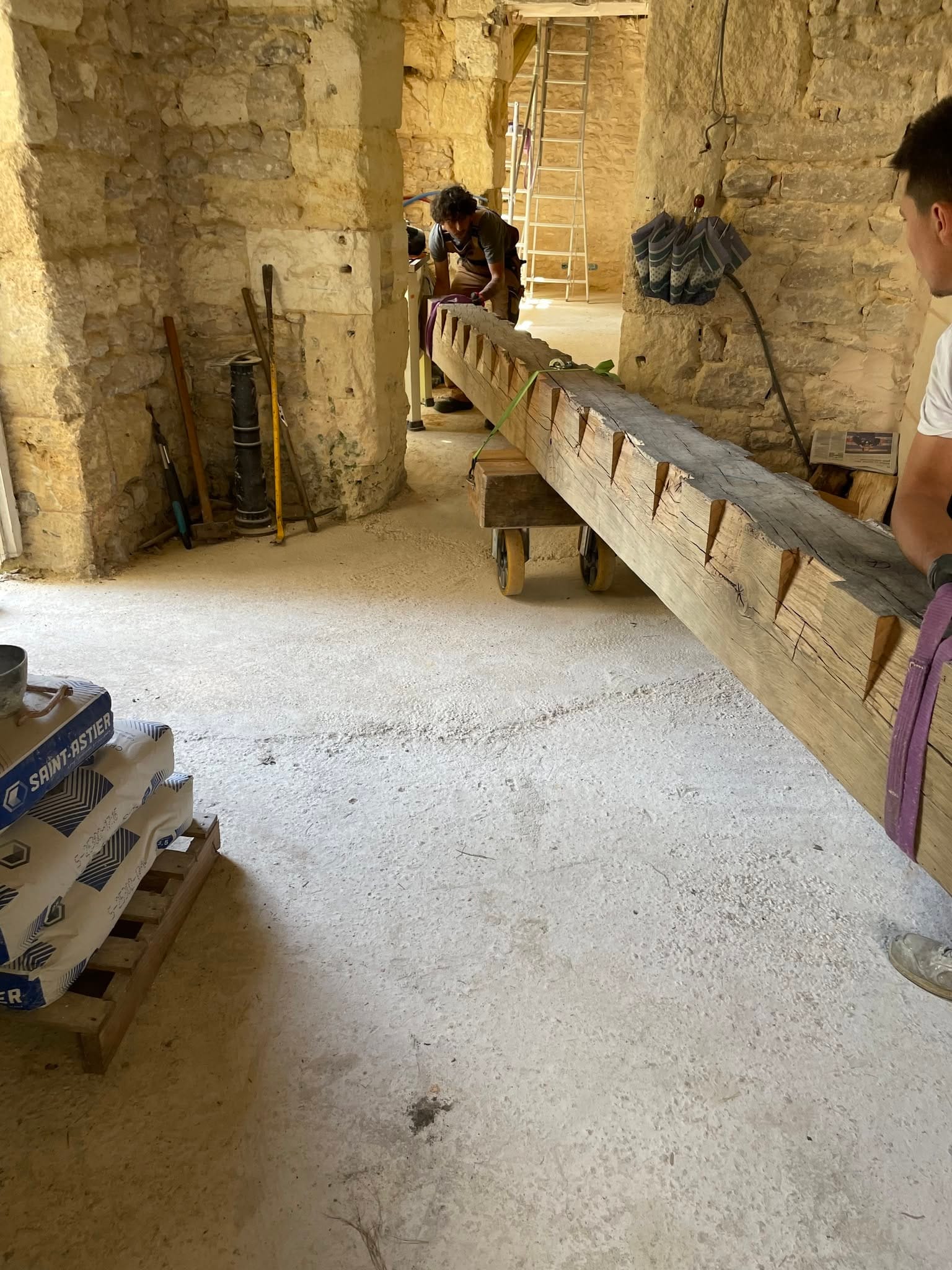 Acheminement sur chariot d’une poutre entaillée pour recevoir les solives du plancher à la française à Blaye