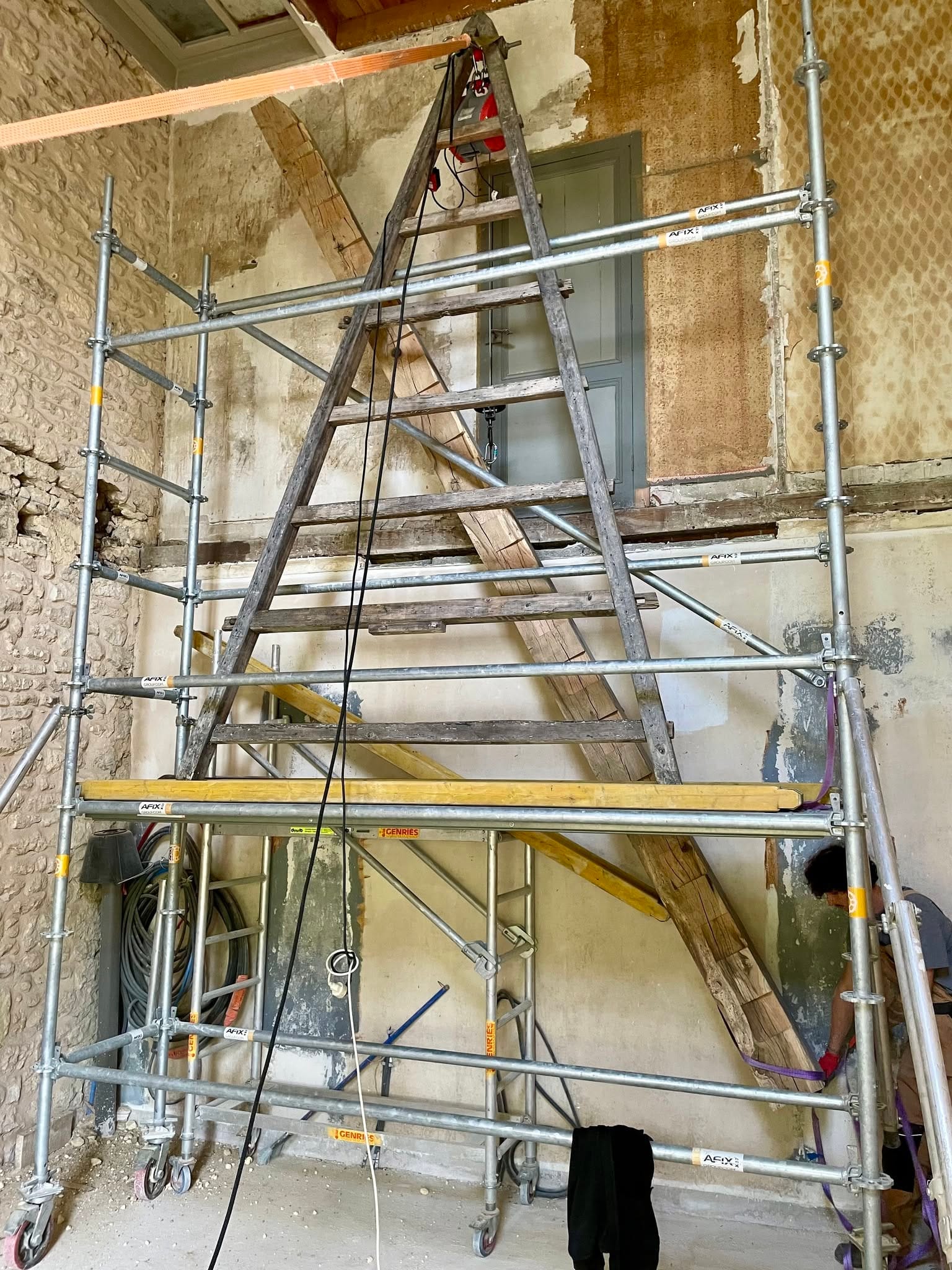 Levage technique d’une poutre à la chèvre dans le bâtiment ancien à Blaye