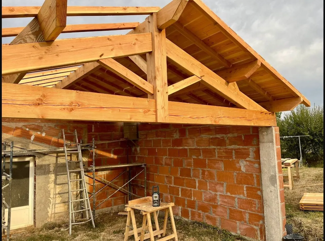 Pose des éléments de charpente du car-port en bois