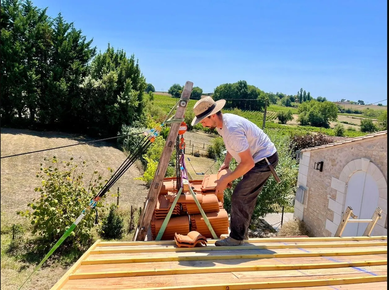 Vue de la construction du car-port en bois