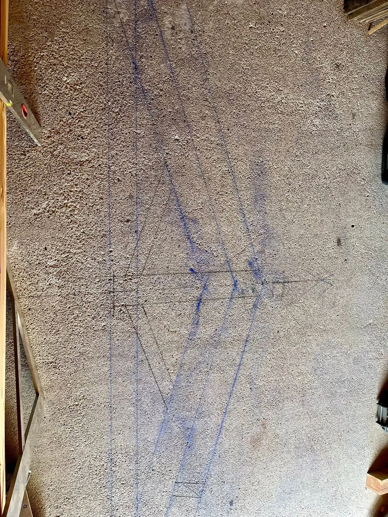 Épure de charpente tracée au sol dans l’atelier