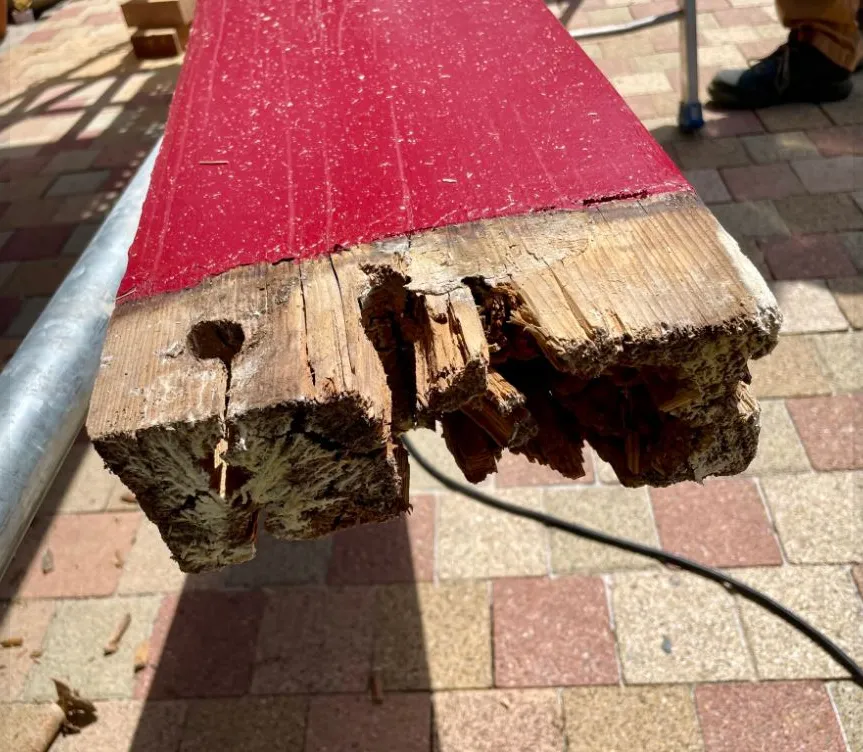 Remplacement d’une demi-ferme sur poteaux