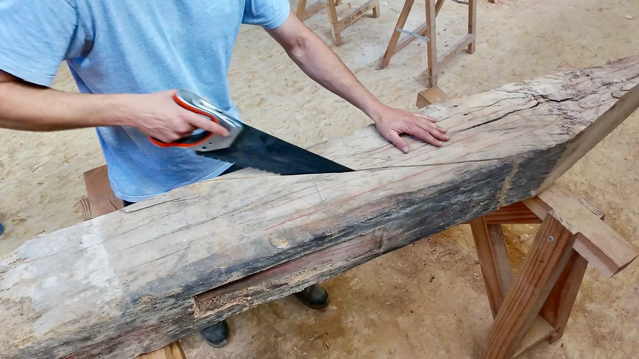 Découpe de l’entrait ancien à la scie en atelier