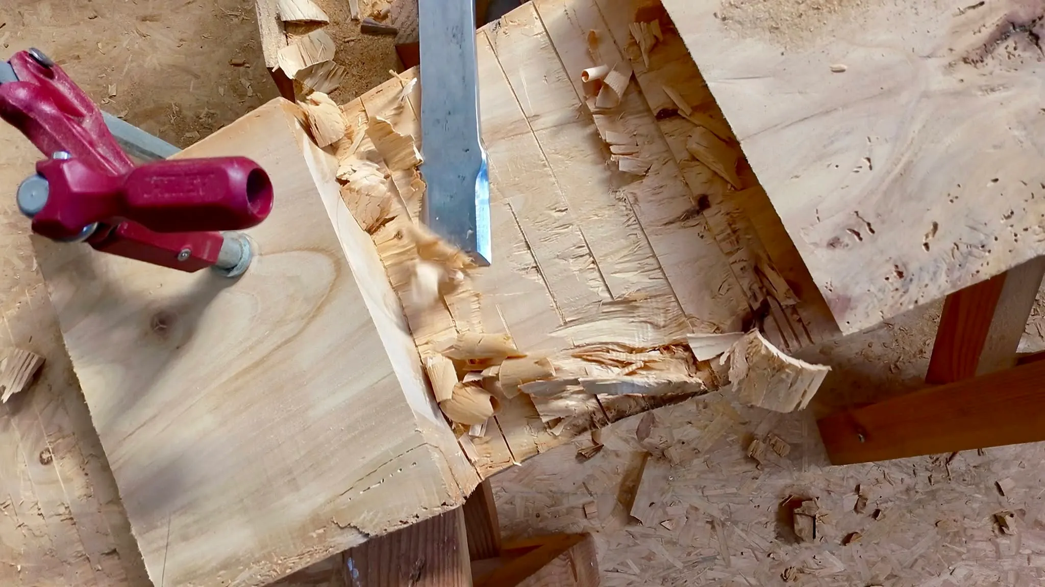 Taille au ciseau des emboîtements du renfort