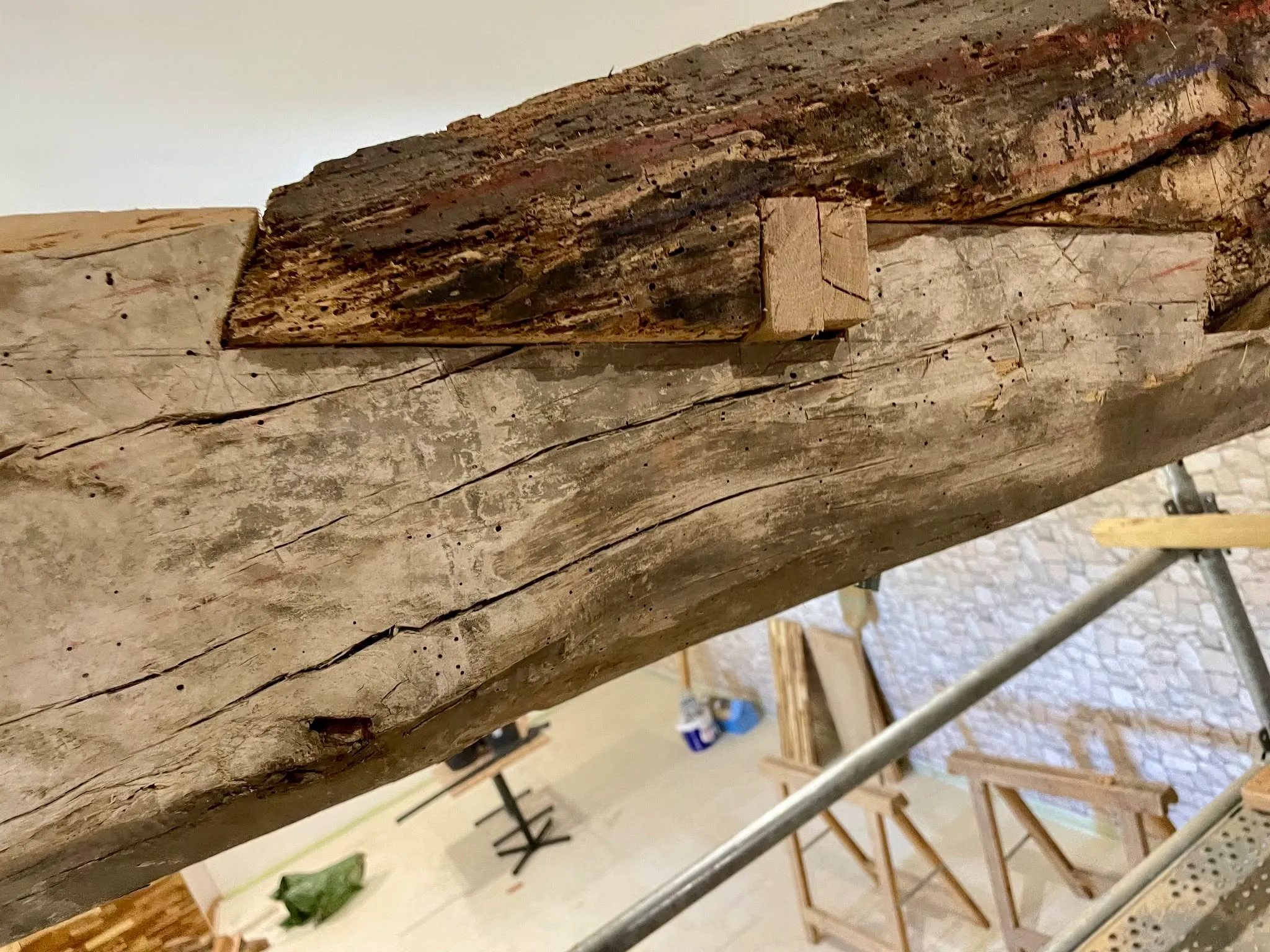 Détail de la jonction entre le bois ancien et le renfort