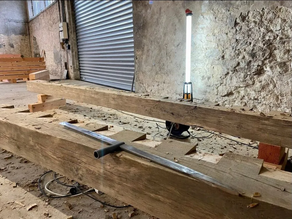 Poutres en chêne avec assemblages préparés dans l’atelier pour un plancher à la française à Blaye