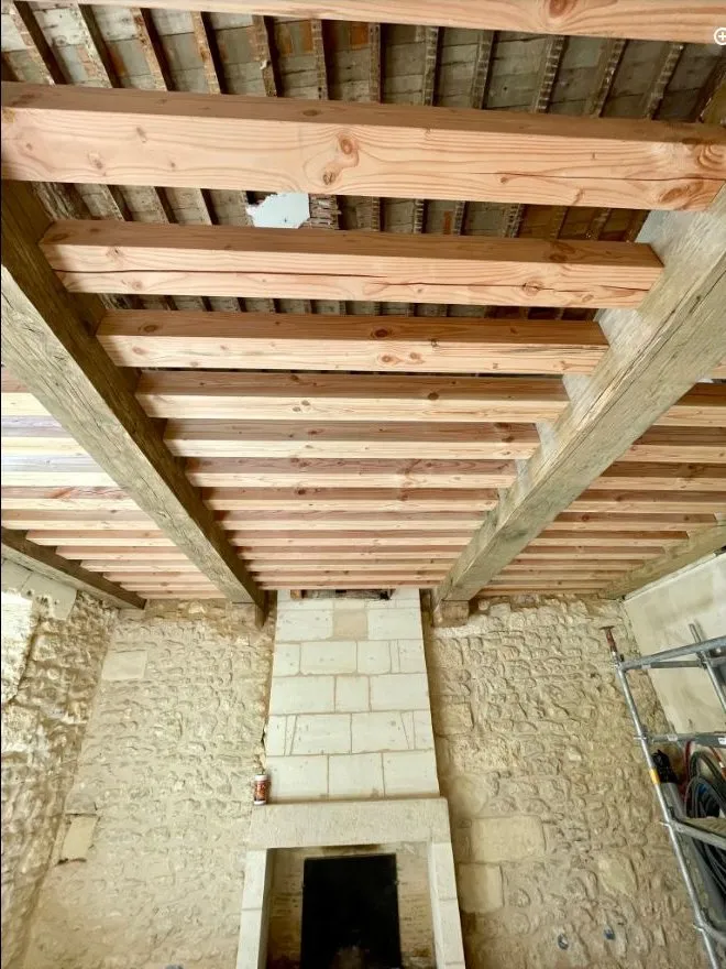 Plancher à la française posé à Blaye avec poutres et solives apparentes
